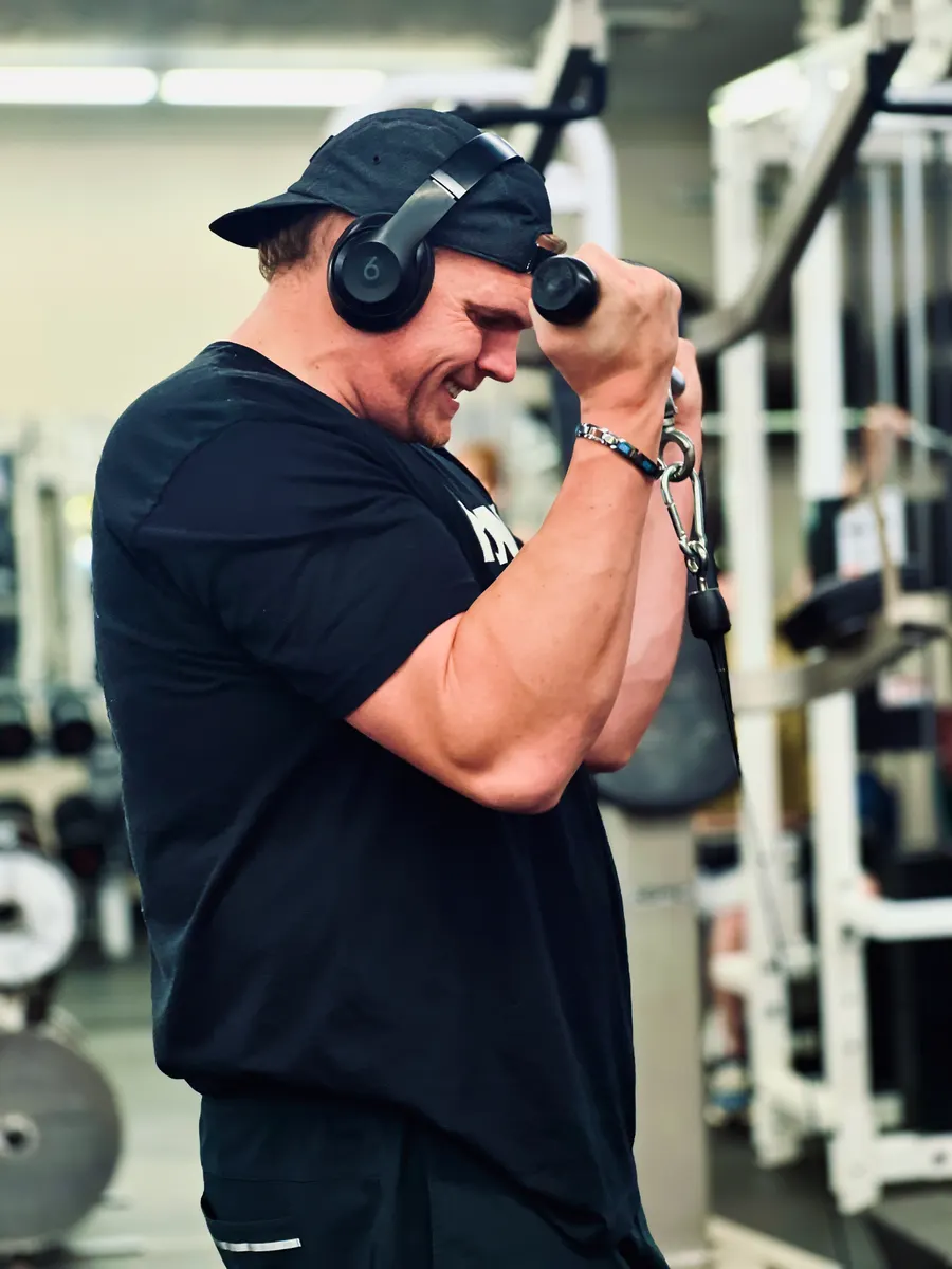 Overhead cable pull, backwards cap, mid-grind