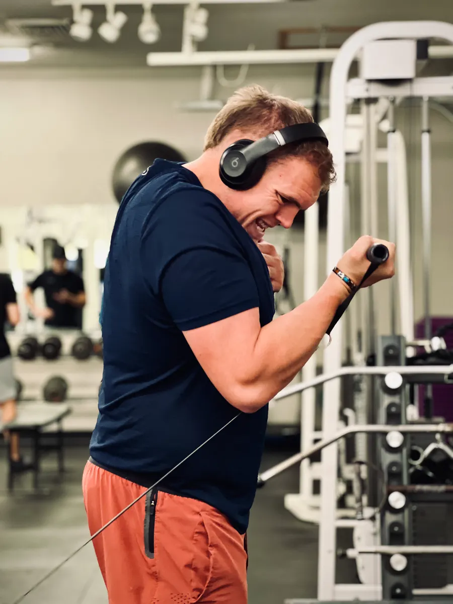 Cable curl at the stack, mid-rep strain